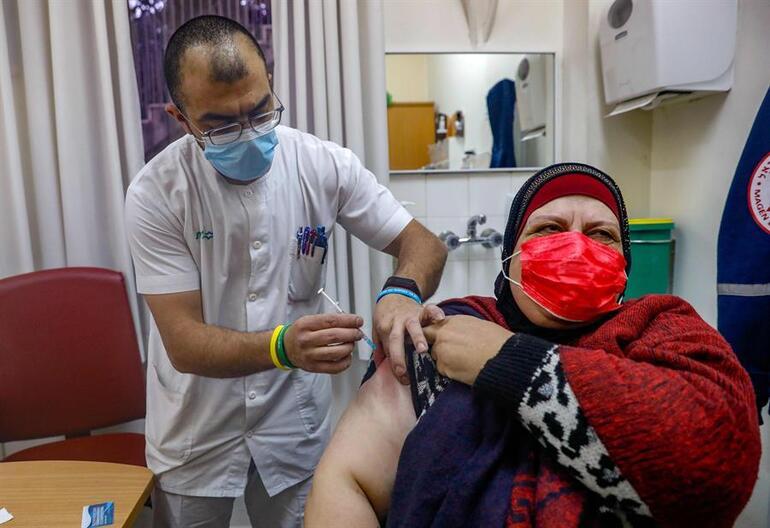 Gazze Şeridi'nde yaşayan Filistinliler Kovid-19 salgınına karşı aşı merkezlerini doldurmaya başladı