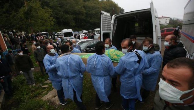 Bebeği sezaryenle alındıktan sonra Kovid-19'dan ölen kadının cenazesi toprağa verildi