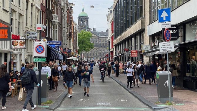 Hollanda'da sosyal mesafe kuralı dahil bir dizi kısıtlama 25 Eylül'de kaldırılıyor