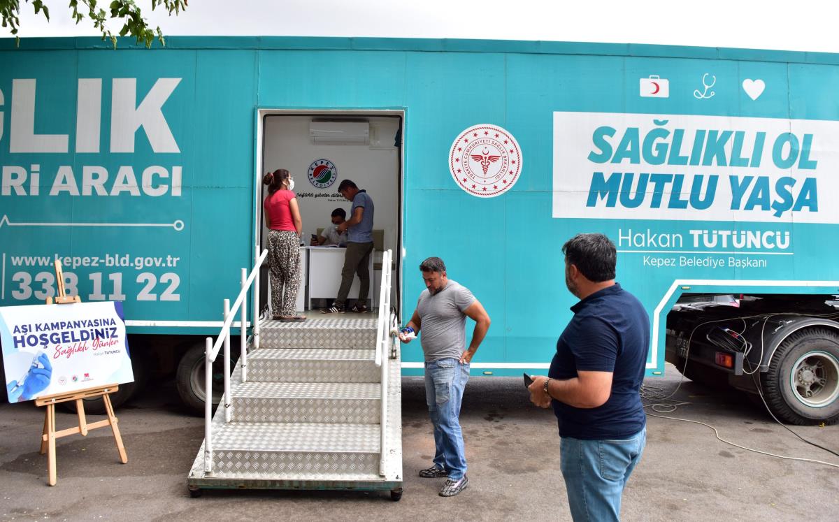 Kepez Belediyesinin sağlık ekipleri Kovid-19'a karşı aşılama çalışmaları yapıyor