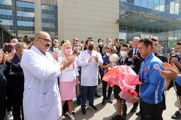 Ampute Milli Futbol Takımı "kupa" sözü verdikleri sağlıkçıları ziyaret etti