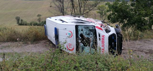 Ambulans ile otomobilin çarpıştığı kazada 5 kişi yaralandı