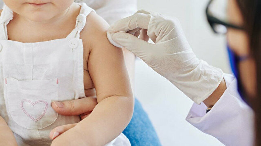 İzmir'de bebeklerine Kovid-19 aşısı vurulduğunu öne süren aileden suç duyurusu