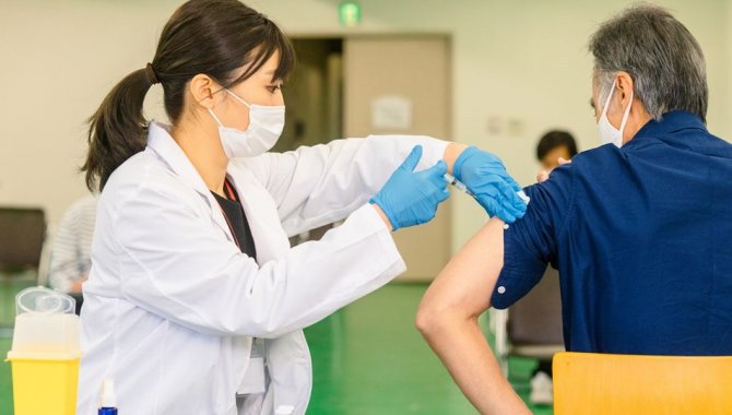 Japonya'da 65 yaş üstü, üçüncü doz aşılarını 2022 başında olacak
