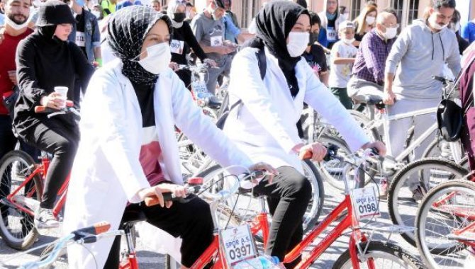 Kayseri'de sağlık çalışanları bisiklet turunda bir araya geldi