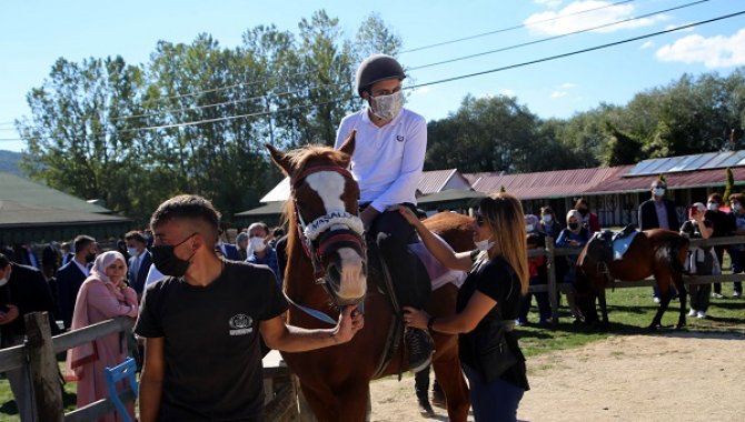 Özel bireyler atla terapi edilecek