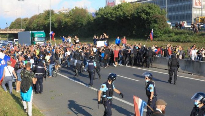 Slovenya'da Kovid-19 tedbirlerini protesto eden gruba polis müdahale etti