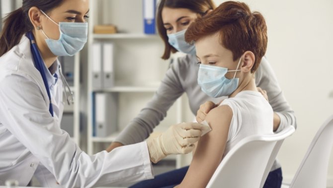 Ardahan Sağlık Müdürü Özdemir'den gençlere "aşı olun" çağrısı: