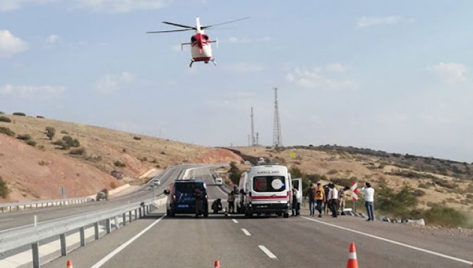 Malatya'da trafik kazasında kolu kopan sürücüsü, yola inan helikopter ambulansla hastaneye götürüldü