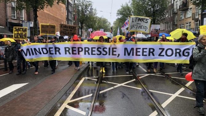 Hollanda'da "Korona Kartı" uygulaması protesto edildi