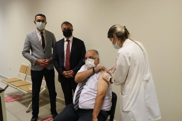 Mersin Adliyesi'nde Kovid-19 aşı noktası kuruldu