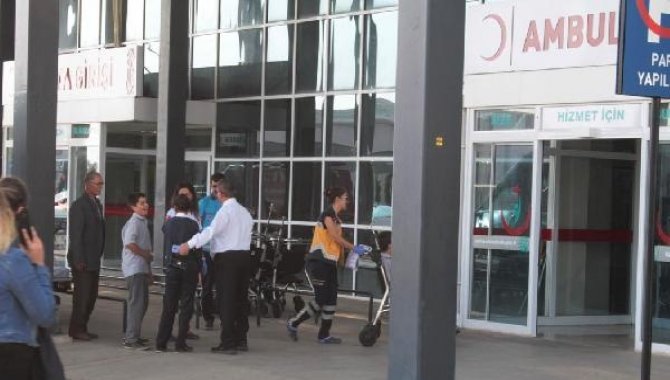 İzmir'de gıda zehirlenmesi şüphesiyle 9 ortaokul öğrencisi hastaneye kaldırıldı