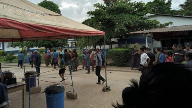 Guatemala'da aşı karşıtı köylüler sağlık çalışanlarını alıkoydu