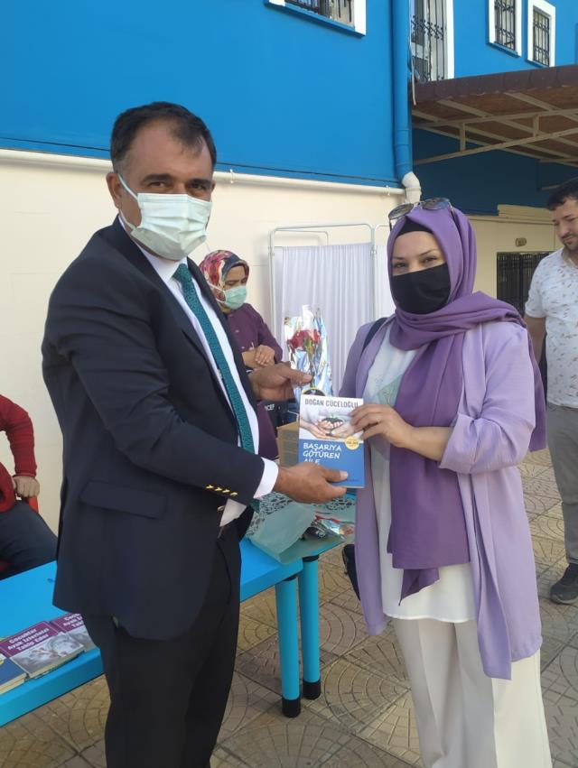 Adıyaman'da Kovid-19 aşısı yaptıran velilere kitap hediye edildi