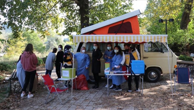 Mobil aşı ekibi "nostaljik minibüs"le köy köy dolaşıyor