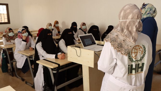 İHH'nin İdlib'de açtığı ebelik bölümü ilk mezunlarını verdi