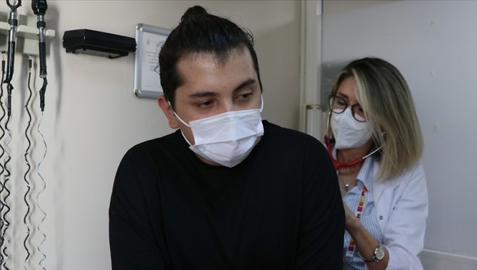 Hastanede Kovid-19 tedavisi gören gençten yaşıtlarına "aşı olun" çağrısı