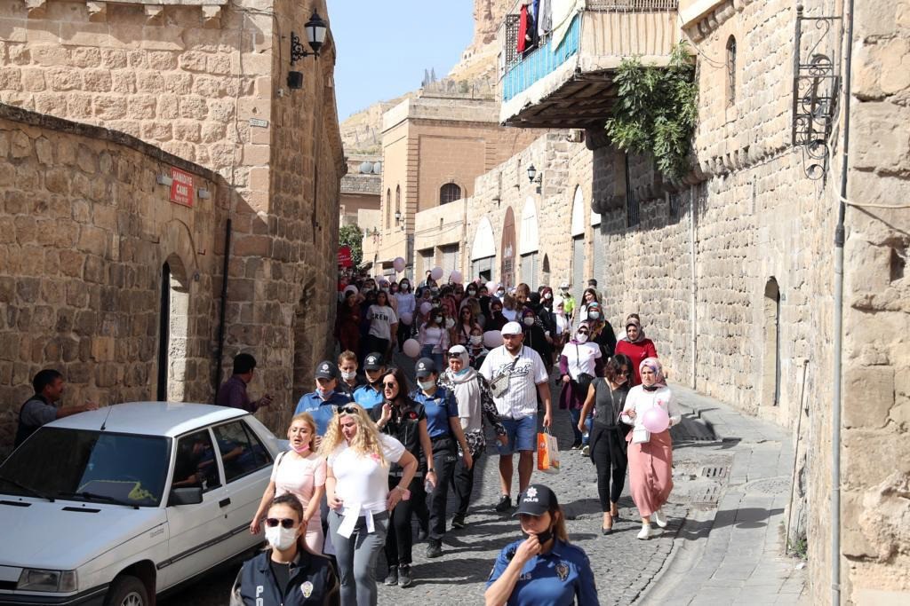 Mardin'de meme kanserine dikkat çekmek için yürüyüş yapıldı