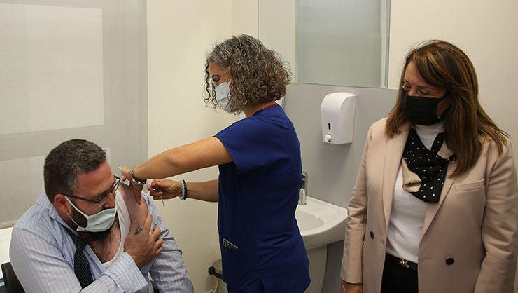 Eskişehir'de TURKOVAC'ın Faz-3 çalışması için gönüllü olan iki kişi aşılarını yaptırdı