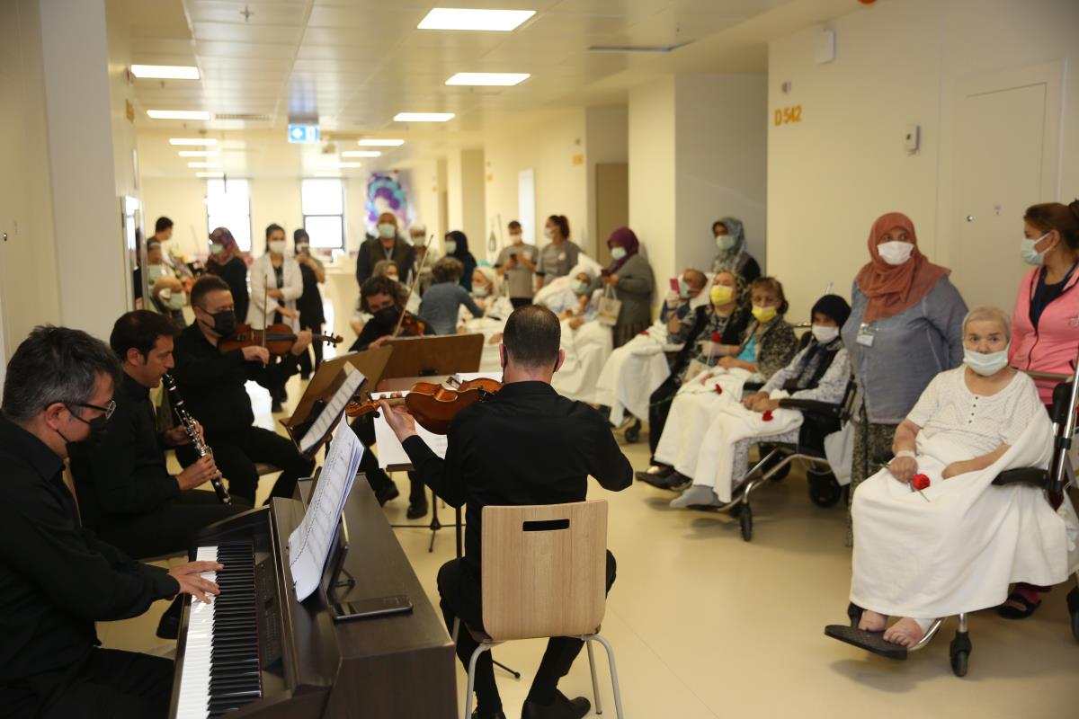 Eskişehir Şehir Hastanesi palyatif servisinde yatan hastalara moral desteği