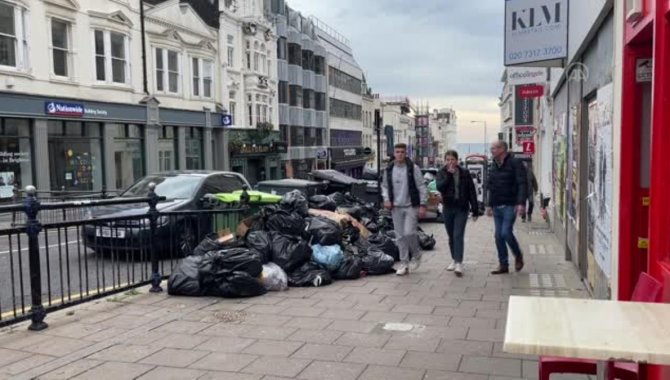 İngiltere'nin Brighton kentinde temizlik işçilerinin grevi nedeniyle çöp yığınları oluştu