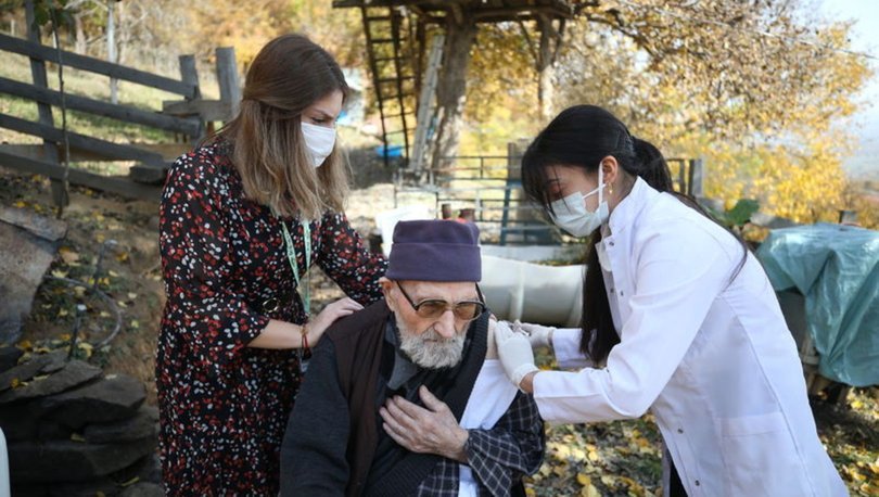 Üç doz aşısını olan 112 yaşındaki Mehmet dede sağlığını koruyor