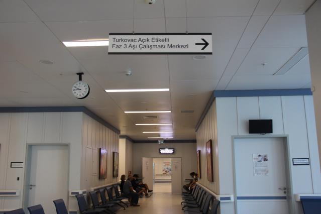 Mersin'de TURKOVAC Faz-3 çalışması kapsamında gönüllüler aşılanıyor