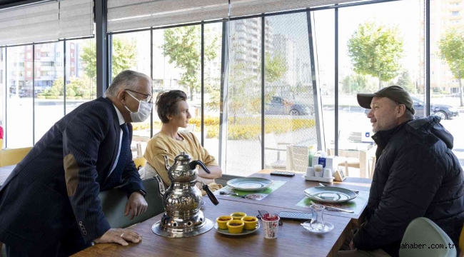 Büyükkılıç, Glütensiz Kafe'deki ürünleri inceledi