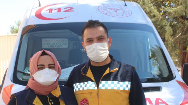 Acil servis personeli çift, Kovid-19 tedbirlerinin önemine dikkat çekti