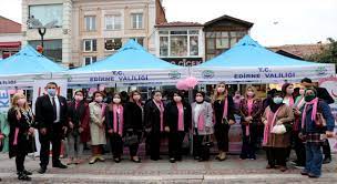 Edirne'de meme kanserine dikkati çekmek için pembe maske ve oyalı fular dağıtıldı