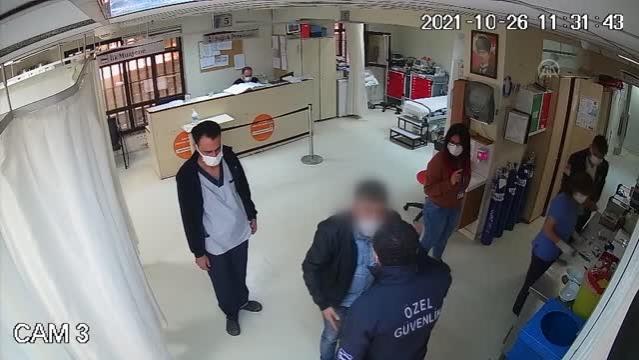 İzmir'de enjeksiyonun geç yapıldığını öne süren kişi güvenlik görevlilerini darp etti
