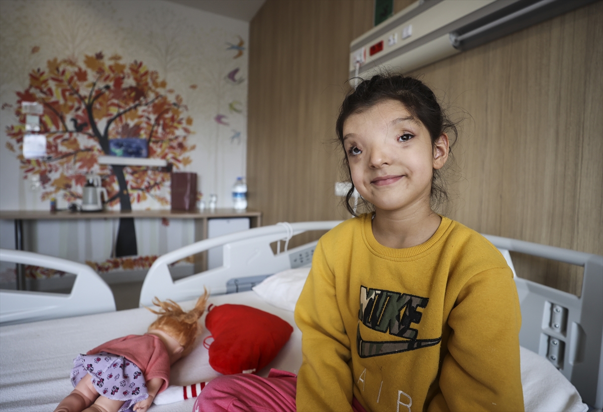 Minik Ayşenur'un normalden daha ayrık olan gözleri ameliyatla yaklaştırıldı