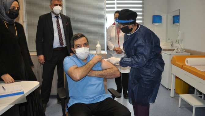 Malatya'da sağlık çalışanları Kovid-19 aşı çalışması yaptı