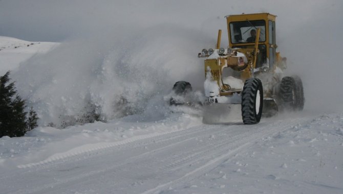 Kovid-19 hastasının karantina sürecinde olmak istediği köyünün kardan kapalı yolu açıldı