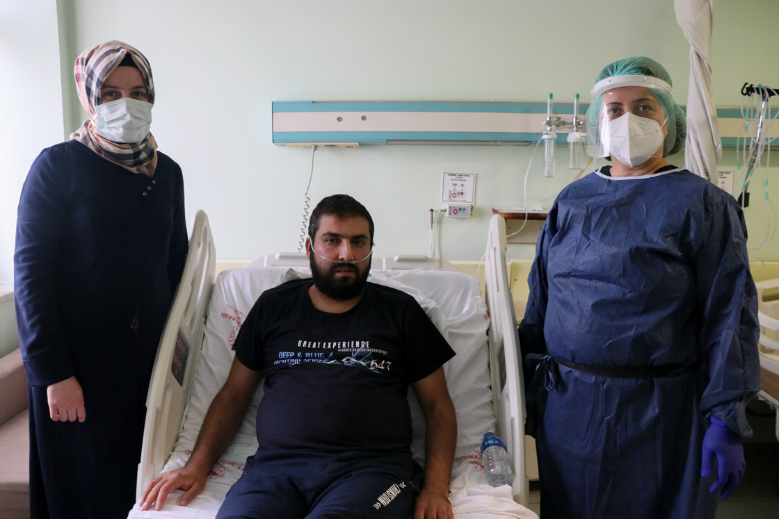 Aşı karşıtı olarak girdiği Kovid-19 servisinden aşı gönüllüsü olarak çıktı