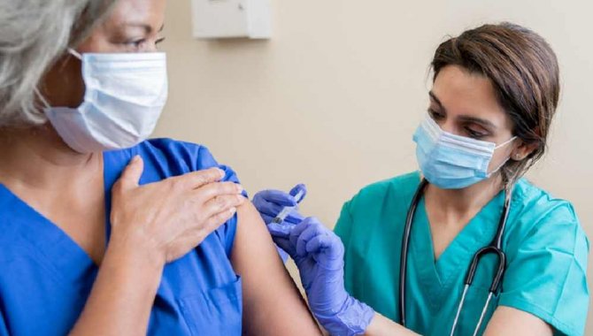 İngiltere'de 1 Nisan'dan itibaren sağlık çalışanları için Kovid-19 aşısı zorunlu olacak