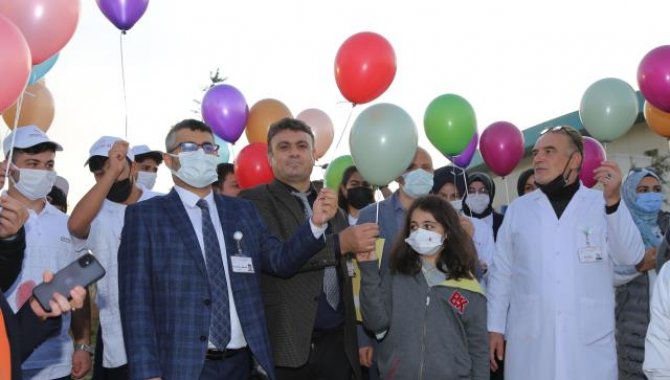 Sağlıkçılar organ bağışı için rengarenk balon ve fenerleri gökyüzüne bıraktı