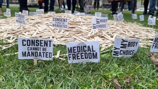İngiltere'de sağlık çalışanları Kovid-19 aşı zorunluluğu kararını protesto etti