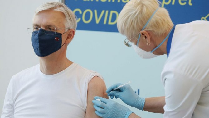 Letonya'da Kovid-19 aşısı olmayan vekillerin meclis çalışmalarına katılması yasaklandı