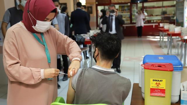 Çankırı'da öğrencilere okulda aşı yapıldı