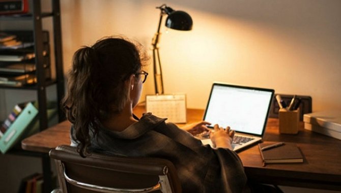 İş yükündeki artışa rağmen çoğu insan uzaktan çalışırken daha rahat hissediyor
