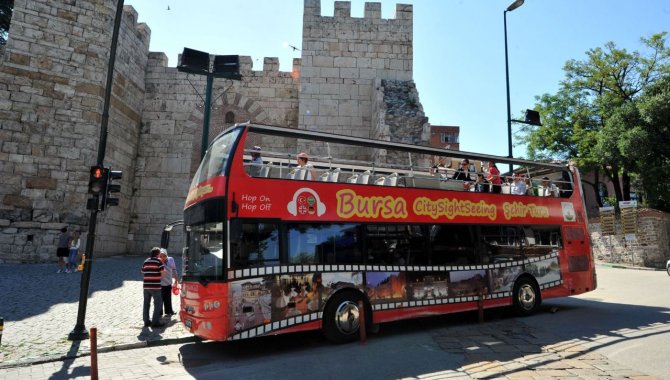 Turist otobüsü "akılcı antibiyotik kullanımı" için Bursa sokaklarında dolaştı