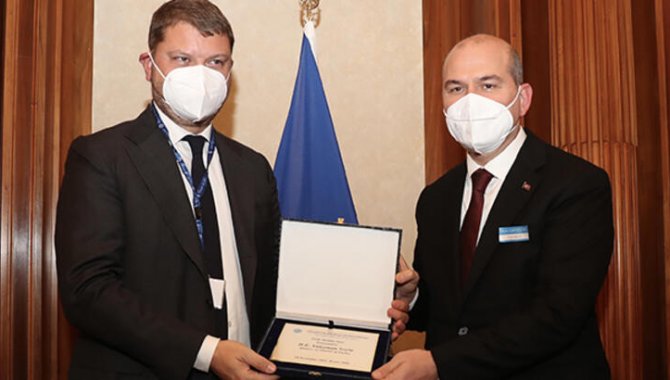 İçişleri Bakanı Soylu, Akdeniz Parlamenterler Asamblesi'nin KADES'e verdiği ödülü aldı: