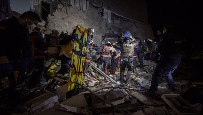 Bakan Koca, Keçiören'de patlama yaşanan binada 2'si ağır 6 kişinin yaralandığını bildirdi