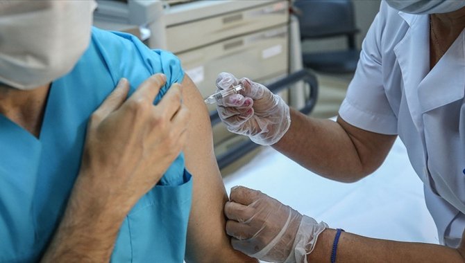 Kovid-19'la mücadelede iki doz aşı uygulanan kişi sayısı 50 milyonu geçti