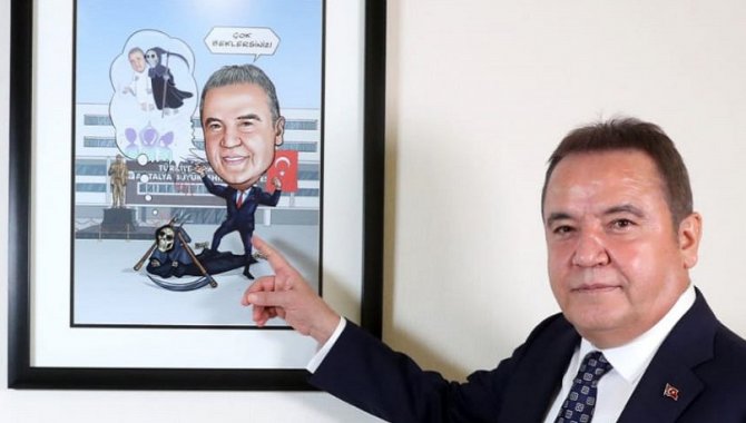 Antalya Büyükşehir Belediye Başkanı Böcek, paylaştığı tabloyla hastalık sürecinde yaşananlara atıfta bulundu: