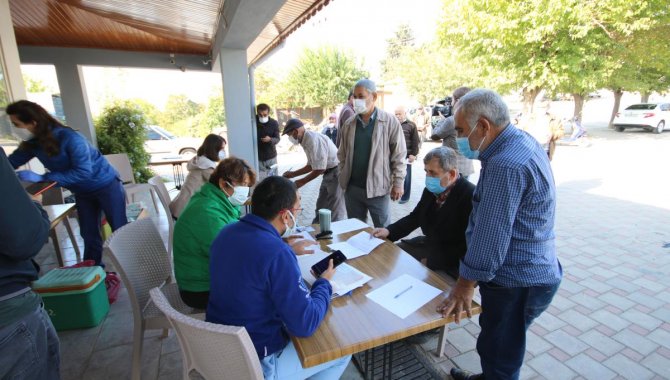 Kaş ilçesindeki mobil sağlık ekipleri vatandaşın ayağına giderek aşılama yapıyor