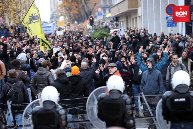 Brüksel'de yaklaşık 35 bin kişi sıkılaştırılan Kovid-19 tedbirlerini protesto etti