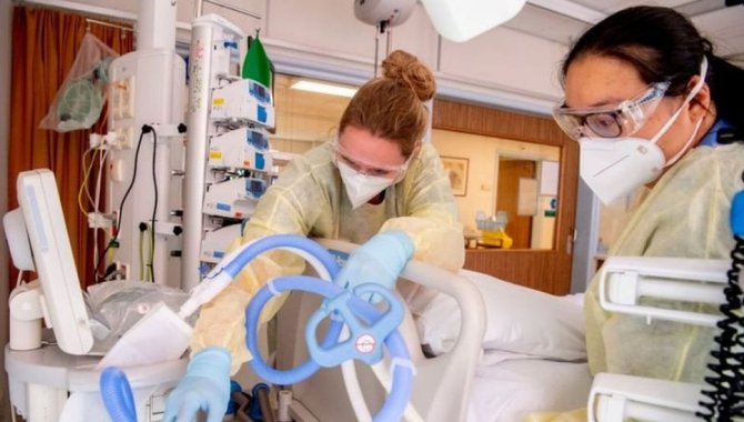 Hollanda'da hastaneler Kovid-19 hastalarıyla başa çıkmakta zorlanıyor