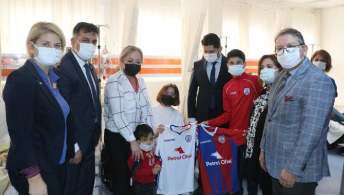 Altınordu Futbol Akademisi sporcuları diyaliz tedavisi gören çocukları ziyaret etti